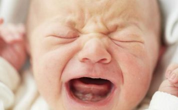 O choro do bebé no fim do dia O choro no fim do dia