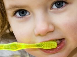 Como ensinar o seu filho a escovar os dentes