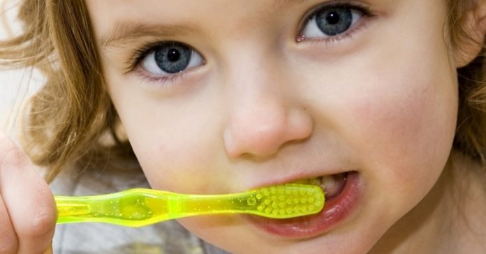 Como ensinar o seu filho a escovar os dentes