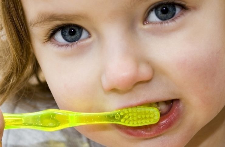 Como ensinar o seu filho a escovar os dentes