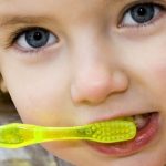 Como ensinar o seu filho a escovar os dentes