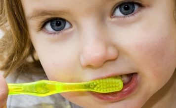 Como ensinar o seu filho a escovar os dentes