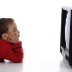 Criança a ver televisão
