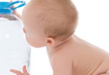 Dar água engarrafada ou fervida ao seu bebé