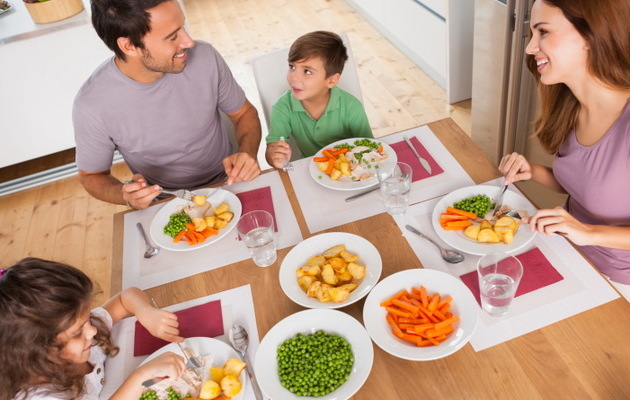 Crianças que jantam com os pais têm melhores notas