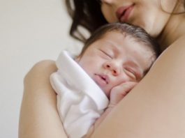 A separação do bebé da mãe Separação do bebé da mãe