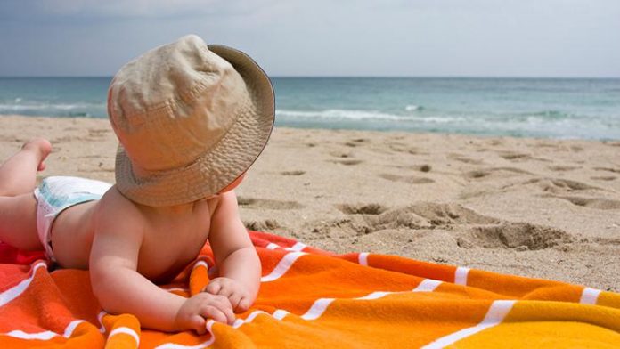 Saiba como proteger o seu bebé na praia