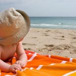 Saiba como proteger o seu bebé na praia