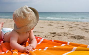 Saiba como proteger o seu bebé na praia
