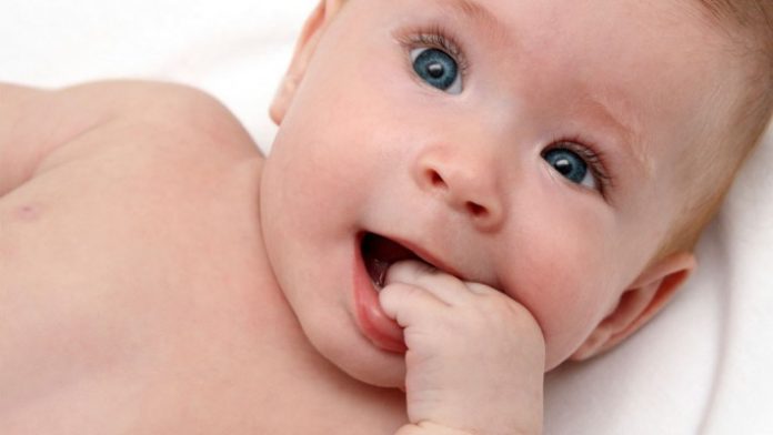 Como estimular o bebé de 2 e 3 meses