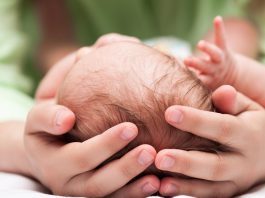 Saiba como evolui a cabeça do bebé de um modo saudável