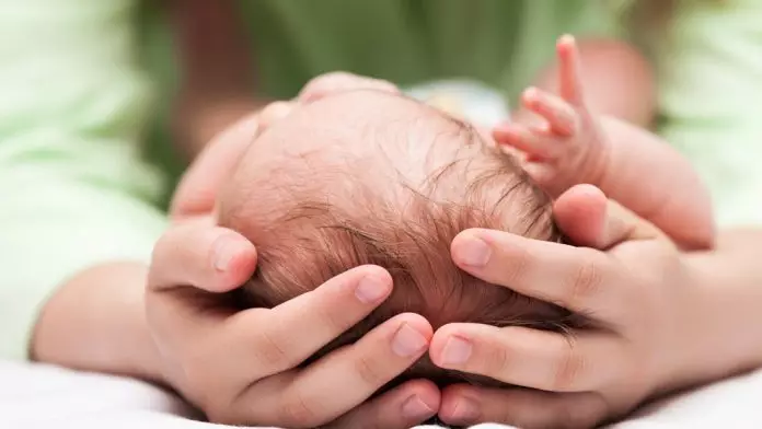 Saiba como evolui a cabeça do bebé de um modo saudável