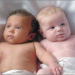 Grávida deu à luz um menino branco e um negroGrávida deu à luz um menino branco e um negro