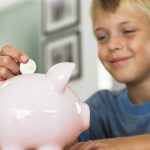 Como ensinar a importância do dinheiro ás crianças