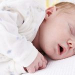 Como sobreviver aos sonos trocados do bebé