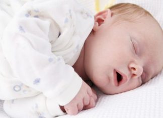Como sobreviver aos sonos trocados do bebé